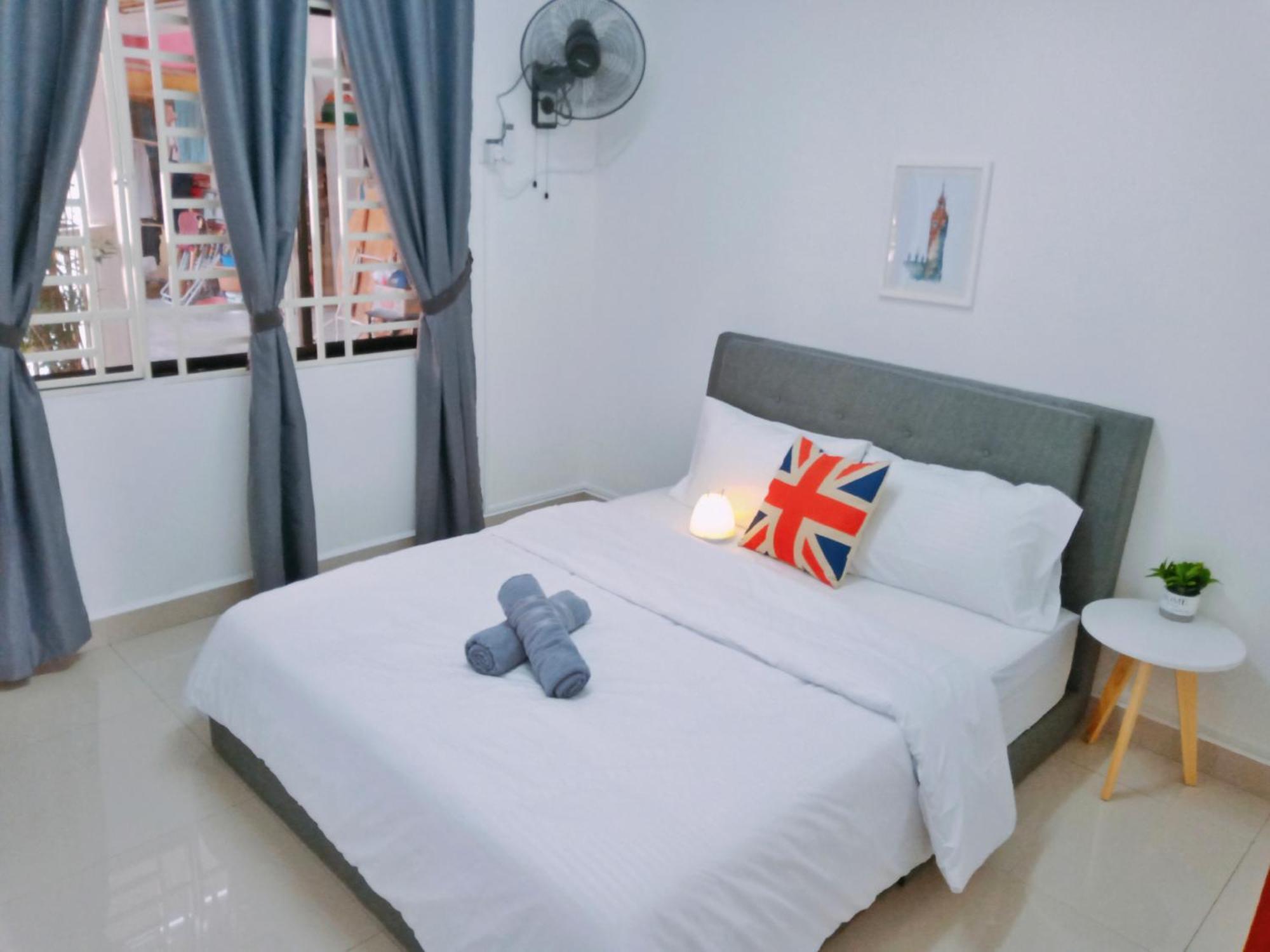 Georgetown, Up To 5 Pax, 2 Bedrooms, 1 Bathroom, 1 Car Park By Star * George Town